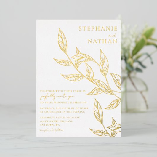 Einfache moderne Blätter White Wedding Gold Folieneinladung (Stehend vorne)