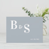 Einfache, moderne, blaue Monogramm QR Save the Dat Date (Stehend Vorderseite)