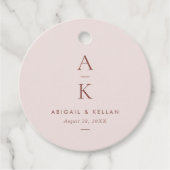 Einfache moderne Blush Brown Monogram Wedding Geschenkanhänger (Vorderseite)