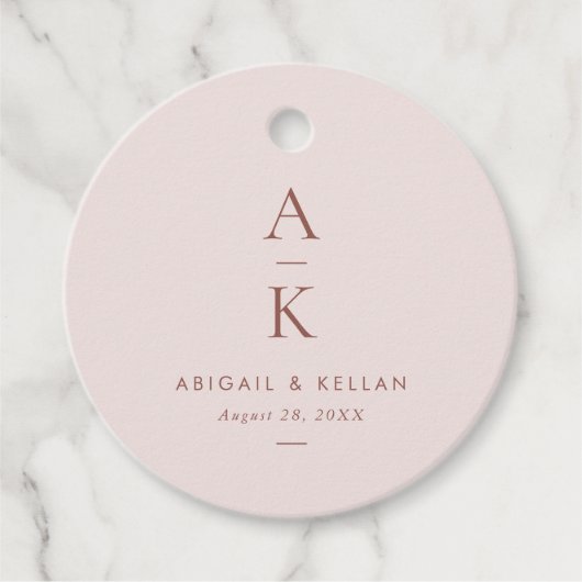 Einfache moderne Blush Brown Monogram Wedding Geschenkanhänger (Vorderseite)