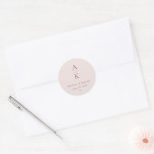 Einfache moderne Blush Brown Monogram Wedding Runder Aufkleber (Umschlag)
