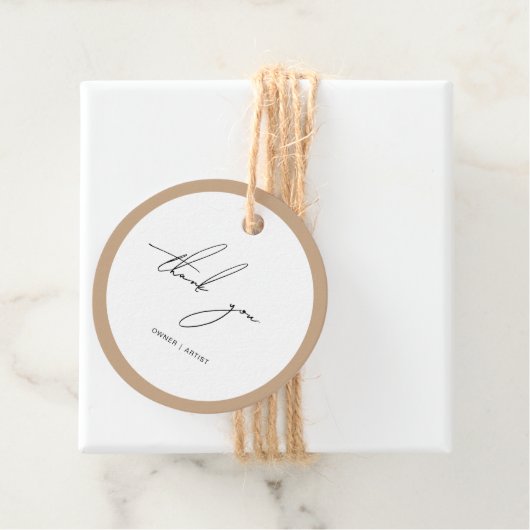 Einfache moderne Boho Tan Border Script Business Geschenkanhänger (Beispiel)
