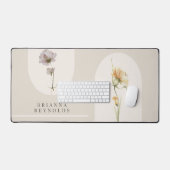 Einfache moderne Boho-Wildblumen auf Beige Schreibtischunterlage (Tastatur & Maus)