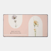 Einfache moderne Boho-Wildblumen in Soft Pink Schreibtischunterlage (Vorderseite)
