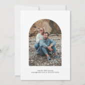 Einfache moderne Bubbles & Brews Verlobung Foto In Einladung (Rückseite)