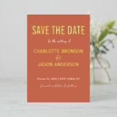 Einfache moderne Burnt Orange Save the Date Gold Folieneinladung (Stehend vorne)