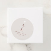 Einfache moderne Creme Brown Monogram Hochzeit Geschenkanhänger (Beispiel)