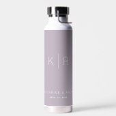 Einfache moderne Dusty Lilac Monogram Wedding Trinkflasche (Links)