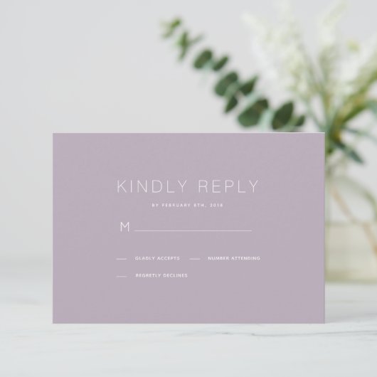 Einfache moderne Dusty Lilac Wedding RSVP Card (Stehend Vorderseite)