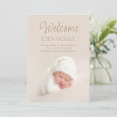 Einfache moderne Elegant Brown Script Baby Girl Bi Ankündigung (Stehend Vorderseite)