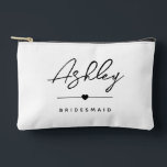 Einfache moderne Elegante Name der Bridesmaid Zubehörtasche<br><div class="desc">Stilvoll, einfach und sozusagen persönlich, ist dieser maßgeschneiderte Begleiter-Accessoires-Beutel das ideale Geschenk für Ihr Brautparty. Mit elegantem, modernem Drehbuch mit dem Namen und dem Titel der Brautjungfrau ist es eine schicke und praktische Art, sich bei denjenigen zu bedanken, die an Ihrer Seite standen. Egal, ob Hochzeitstag mit Essenzen, Gefallen oder...</div>