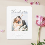 Einfache moderne, elegante Script-Foto-Hochzeit Dankeskarte<br><div class="desc">Dieses schlichte Foto Hochzeitsgeschenk dank der flachen Kartenvorlage zeichnet sich durch ein sauberes, modernes Design aus. Sie können die Form in scharfe und nicht in abgerundete Ecken verändern, wenn Sie es vorziehen, denn beide sehen gut aus! Wir haben uns für ein stilvolles, modernes Drehbuch entschieden, um "danke" auf der Vorderseite....</div>