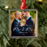 Einfache Moderne Erste Weihnachten als Mr. & Mr. F Ornament Aus Metall<br><div class="desc">Unser erstes Weihnachtsfest als Mr. und Mrs.,  schwule,  frisch verheiratete Paar Meilensteine Foto-Ornament. Eine moderne Typografie für diese Foto-Ziersammlung. So passen Sie sich an Ihr Lieblingsbild an. Sie können die Farbe des Schriftartes auch ganz nach Ihren Wünschen ändern.</div>