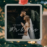 Einfache Moderne Erste Weihnachten als Mr. & Mrs.  Ornament Aus Metall<br><div class="desc">Unsere erste Weihnachtsfeier als Mr. und Mrs.,  frisch vermählte Meilenstein Foto Ornament. Eine moderne Typografie für diese Foto-Ziersammlung. So passen Sie sich an Ihr Lieblingsbild an. Sie können die Farbe des Schriftartes auch ganz nach Ihren Wünschen ändern.</div>