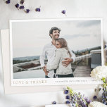 Einfache moderne Foto Gold Liebe und Dank Hochzeit Dankeskarte<br><div class="desc">Diese einfache, stilvolle moderne Foto Hochzeit danke Ihnen Karte Vorlage zeigt Ihre Namen und Datum unter Ihrem Foto zusammen mit "LIEBE & DANKS" hervorgehoben in einem eleganten goldenen Ton namens California Gold. Und die Standardfarbe für Ihre Namen und das Datum auf der Vorderseite ist ein etwas gedämpftes Schwarz. Sie können...</div>