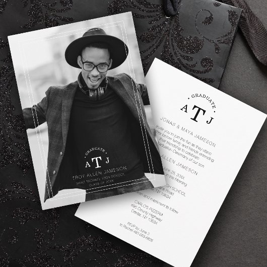 Einfache moderne Foto-Graduate-Initialen Einladung