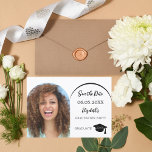 Einfache moderne Foto Graduierungspartei Save The Date<br><div class="desc">Eine Foto-Save the Date-Karte für eine Graduiertenparty. vorne: Fügen Sie Ihr eigenes Foto in vertikaler Größe des Absolventen hinzu. Rahmen für Foto. Ein schick weißer Hintergrund, schwarzer Text. Vorlagen für Namen und Datum. Der Name und der Text: Save the Date sind mit einem modernen handgeschriebenen Stilskript geschrieben. Mit einer Kappe,...</div>