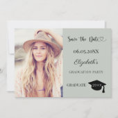 Einfache moderne Foto-Sage-Grün-Abschlussfeier Save The Date (Vorderseite)