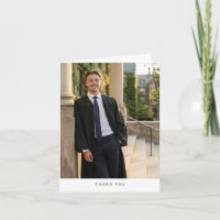 Einfache moderne Fotografie Hochschulabschluss Man