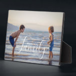 Einfache, moderne Fotomodelle - eigener Familienna Fotoplatte<br><div class="desc">Einfache Modern Foto Template Custom Familienname Plaque verfügt über Ihr Lieblings-Foto mit Ihrem personalisierten Familiennamen. Macht ein fantastisches Geschenk für Weihnachten,  Geburtstag,  Jubiläum,  Muttertag,  Vatertag,  Großeltern und mehr. Personalisieren Sie diese,  indem Sie den Text in dem dafür vorgesehenen Textfeld bearbeiten. Entworfen von ©Evco Studio www.zazzle.com/store/evcostudio</div>