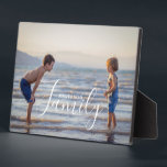 Einfache, moderne Fotomodelle - eigener Familienna Fotoplatte<br><div class="desc">Einfache Modern Foto Template Custom Familienname Plaque verfügt über Ihr Lieblings-Foto mit Ihrem personalisierten Familiennamen. Macht ein fantastisches Geschenk für Weihnachten,  Geburtstag,  Jubiläum,  Muttertag,  Vatertag,  Großeltern und mehr. Personalisieren Sie diese,  indem Sie den Text in dem dafür vorgesehenen Textfeld bearbeiten. Entworfen von ©Evco Studio www.zazzle.com/store/evcostudio</div>