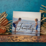 Einfache, moderne Fotomodelle - eigener Familienna Fotoplatte<br><div class="desc">Einfache Modern Foto Template Custom Familienname Plaque verfügt über Ihr Lieblings-Foto mit Ihrem personalisierten Familiennamen. Macht ein fantastisches Geschenk für Weihnachten,  Geburtstag,  Jubiläum,  Muttertag,  Vatertag,  Großeltern und mehr. Personalisieren Sie diese,  indem Sie den Text in dem dafür vorgesehenen Textfeld bearbeiten. Entworfen von ©Evco Studio www.zazzle.com/store/evcostudio</div>