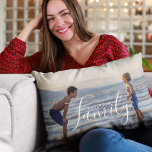 Einfache, moderne Fotomodelle - eigener Familienna Lendenkissen<br><div class="desc">Einfache moderne Foto Template Custom Family Name Kissen Kissen Cushions bietet Ihr Lieblings-Foto mit Ihrem personalisierten Familiennamen. Macht ein fantastisches Geschenk für Weihnachten,  Geburtstag,  Jubiläum,  Muttertag,  Vatertag,  Großeltern und mehr. Personalisieren Sie diese,  indem Sie den Text in dem dafür vorgesehenen Textfeld bearbeiten. Entworfen von ©Evco Studio www.zazzle.com/store/evcostudio</div>