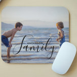 Einfache, moderne Fotomodelle - eigener Familienna Mousepad<br><div class="desc">Einfache Modern Foto Template Custom Familienname Mouse Pad bietet Ihr Lieblings-Foto mit Ihrem personalisierten Familiennamen. Macht ein fantastisches Geschenk für Weihnachten,  Geburtstag,  Jubiläum,  Muttertag,  Vatertag,  Großeltern und mehr. Personalisieren Sie diese,  indem Sie den Text in dem dafür vorgesehenen Textfeld bearbeiten. Entworfen von ©Evco Studio www.zazzle.com/store/evcostudio</div>