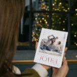 Einfache Moderne fröhliche Rote Familie Foto Weihn<br><div class="desc">Herzlich willkommen in diesem Jahr mit der Weihnachtskarte des nahen Stricks, die den perfekten Augenblick der Freude mit der Familie vereint. Das Foto ist ein idealer Ort für einen Urlaub in Rot und Rot. Diese schicke, rote und weiße Cane Streifen-Karte ist die perfekte Verkörperung des modernen minimalistischen Stils, den wir...</div>