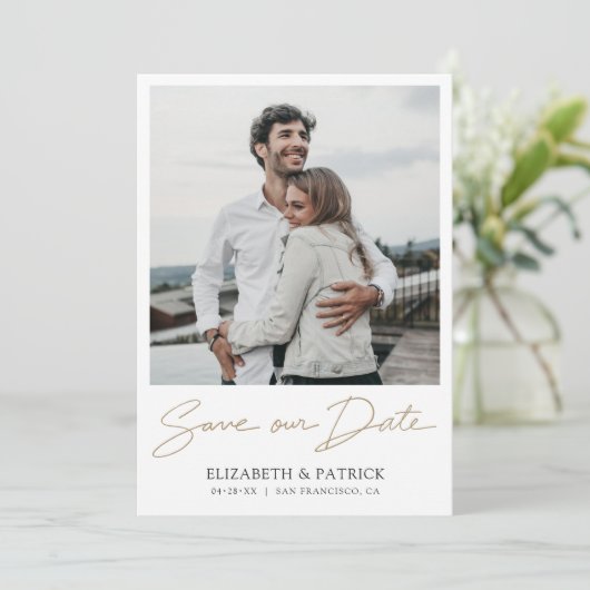 Einfache moderne Gold Script 2 Foto Hochzeit Save The Date (Stehend Vorderseite)