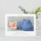 Einfache, moderne Gold Script Foto Boy oder Girl B Ankündigung (Stehend Vorderseite)