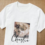 Einfache moderne Grunge Custom Abzeichen Pet Foto  T-Shirt<br><div class="desc">Dieses einfache und klassische Design besteht aus Serifentypografie und fügt ein benutzerdefiniertes Foto hinzu.</div>