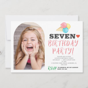 Einfache moderne Herzeinladung zum Geburtstag Feiertagskarte
