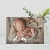 Einfache moderne Kalligrafie Baby Drei Fotos Gebur Ankündigung (Stehend Vorderseite)