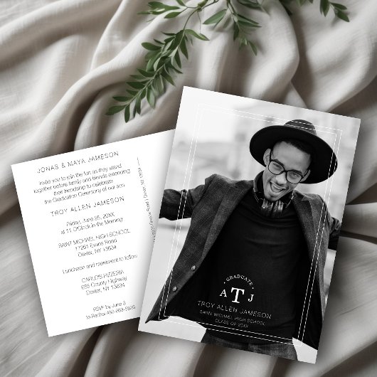 Einfache moderne Kalligraphie Foto Grad Initialen Postkarte