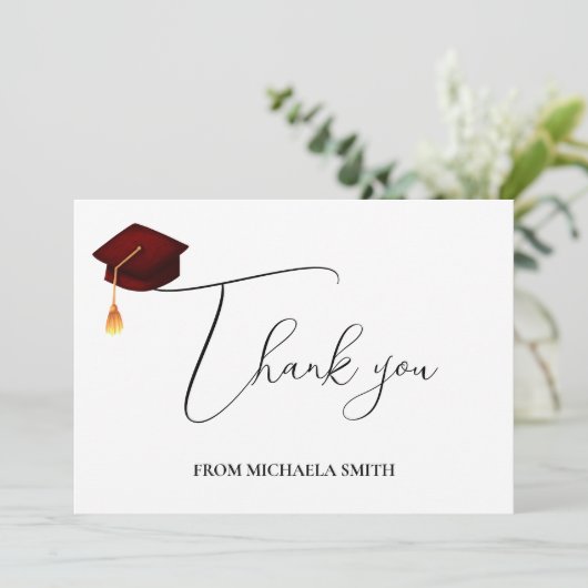 Einfache moderne Maroon Cap Script Abschluss Dankeskarte (Stehend Vorderseite)