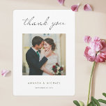 Einfache moderne Minimalistische Hochzeit Dankeskarte<br><div class="desc">Dieses schlichte Foto Hochzeitsgeschenk dank der flachen Kartenvorlage zeichnet sich durch ein sauberes, modernes Design aus. Sie können die Form in scharfe und nicht in abgerundete Ecken verändern, wenn Sie es vorziehen, denn beide sehen gut aus! Wir haben uns für ein stilvolles, modernes Drehbuch entschieden, um "danke" auf der Vorderseite....</div>