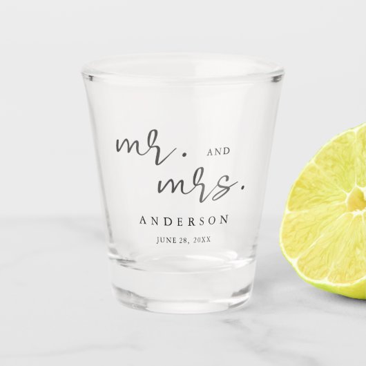 Einfache moderne Minimalistische Schrift Mr. and M Schnapsglas (Vorderseite)