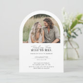 Einfache moderne Miss an Mrs. Arch Foto Brautparty Einladung (Stehend Vorderseite)