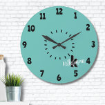 Einfache moderne Monogramm Große Wanduhr<br><div class="desc">Ein einfaches, aber lustiges niedliches und modernes Monogramm mit Initialen und Namen in einem Bindekreis. Ein schlichter Schwarz-Weiß-Stil, aber man kann alle Farben auswechseln, um es zu einem eigenen zu machen. Fügen Sie ein Muster hinzu, oder einfach eine einfache Farbe behalten. Sie können sogar ein Datum wie ein 'Est. 2026...</div>