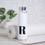 Einfache moderne Monogramm Trinkflasche<br><div class="desc">Einfache moderne,  erste Monogramm Wasser Flasche. Erstellen Sie Ihre eigene personalisierte Flasche mit eigenem Anfangsnamen.</div>