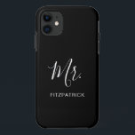 Einfache Moderne Mr. Groom Newlywed Elegant Case-Mate iPhone Hülle<br><div class="desc">Einfache Telefonzelle mit "Mr." in einem eleganten Skript zusammen mit Ihrem Nachnamen in weiß auf schwarzem Hintergrund. Dieser moderne Telefonkasten ist ein großartiges Hochzeitsgeschenk für einen Bräutigam.</div>