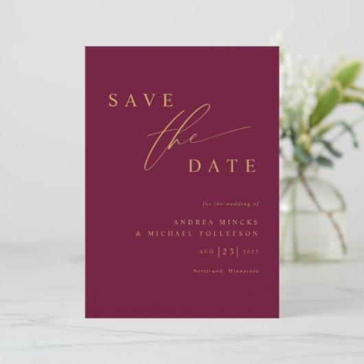 Einfache moderne Mulberry Wine and Gold Wedding Save The Date (Stehend Vorderseite)