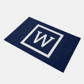 Einfache moderne Navy Blue Graphic Border Monogram Fußmatte (Schrägansicht)