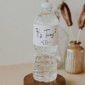 Einfache, moderne, neutrale Babydusche Es sind zwe Wasserflaschenetikett