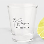 Einfache moderne Personalisierte Bridesmaid-Floral Schnapsglas<br><div class="desc">Suchen Sie ein elegantes, trendiges und dennoch einfaches Geschenk für Ihre Brautmädchen? Diese Wildblume Blumenbrille ist ein praktisches Geschenk, das sie auch nach ihrem Hochzeitstag verwenden können! Alle Texte, einschließlich Titel und Skriptnamen, können geändert werden. Sie können den Titel ändern, um die gesamte Hochzeitsfeier zu passen! (z.B. Bridesmaid, Trauzeugin, Ehrenmatron,...</div>