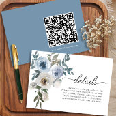 Einfache moderne QR Code Dusty Blue Floral Wedding Begleitkarte