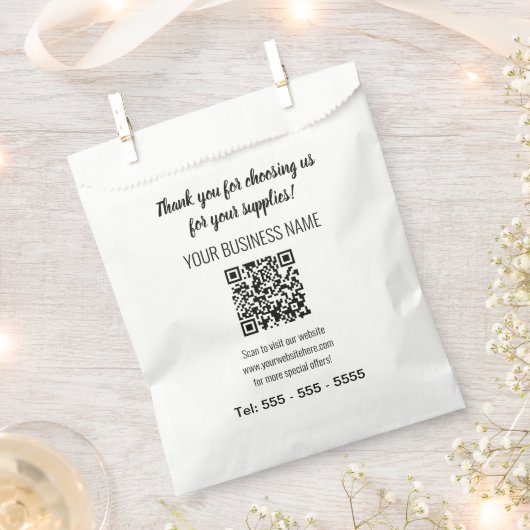Einfache, moderne QR-Codes begünstigen Flaggen Geschenktütchen (Ausgeschnitten)