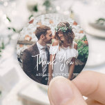 Einfache moderne Schrift und Foto Hochzeit Vielen  Runder Aufkleber<br><div class="desc">Fügen Sie eine elegante personalisierte Touch zu Hochzeit Dankeschön-Karten und Empfang-Gastgeschenke mit maßgeschneiderten Foto rund Aufkleber / Umschlag Aufkleber. Das Bild und alle Formulierungen auf dieser Vorlage sind einfach zu personalisieren. "Vielen Dank" kann in Liebe & Dank geändert werden, willkommen, die Initialen des Paares, andere Texte, oder es kann ganz...</div>