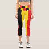 Einfache, moderne, schwarz-gelbe Flagge Belgiens Capri Leggings (Vorderseite)